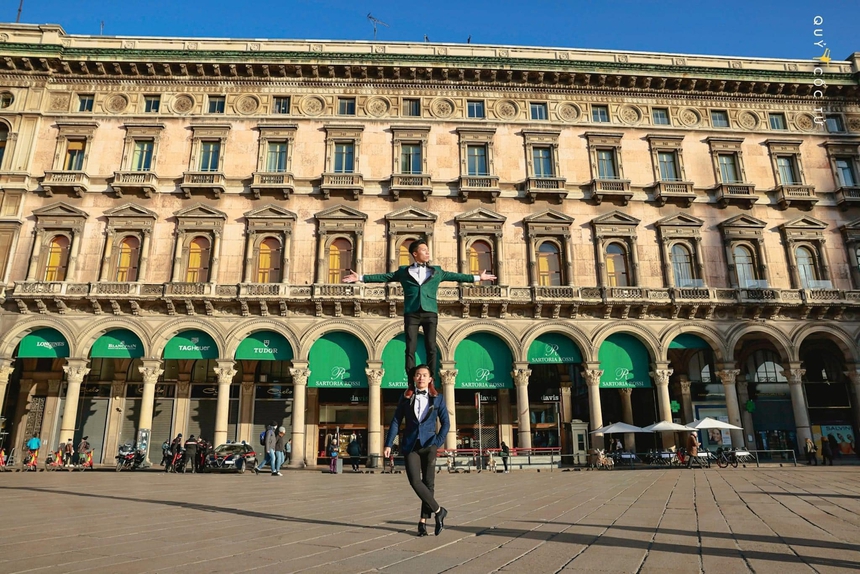 Quốc Cơ – Quốc Nghiệp tạo dáng ‘hoàng tử xiếc’ ở châu Âu  - Ảnh 2.