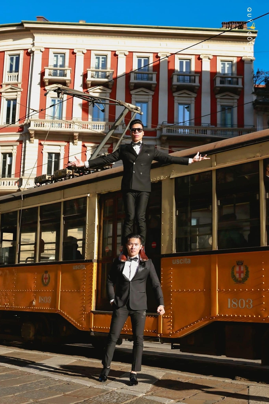 Quốc Cơ – Quốc Nghiệp tạo dáng ‘hoàng tử xiếc’ ở châu Âu  - Ảnh 16.