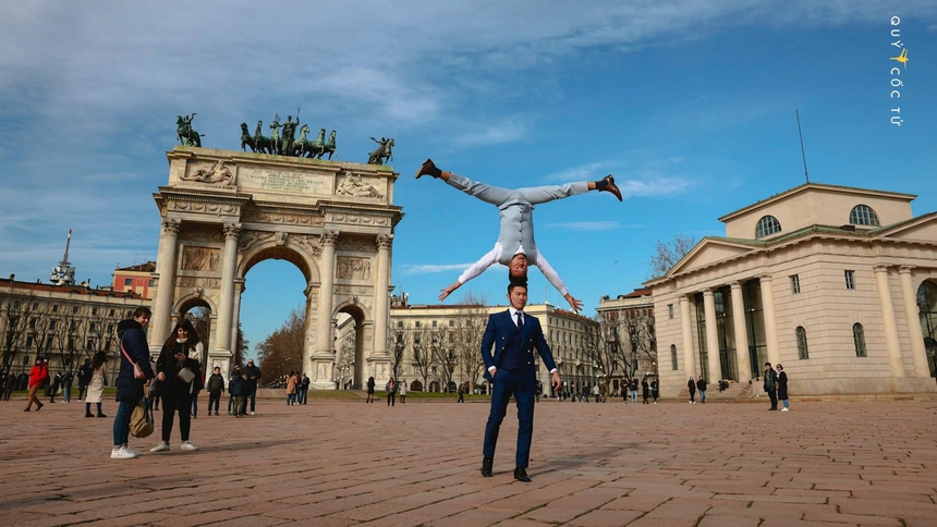 Quốc Cơ – Quốc Nghiệp tạo dáng ‘hoàng tử xiếc’ ở châu Âu  - Ảnh 9.