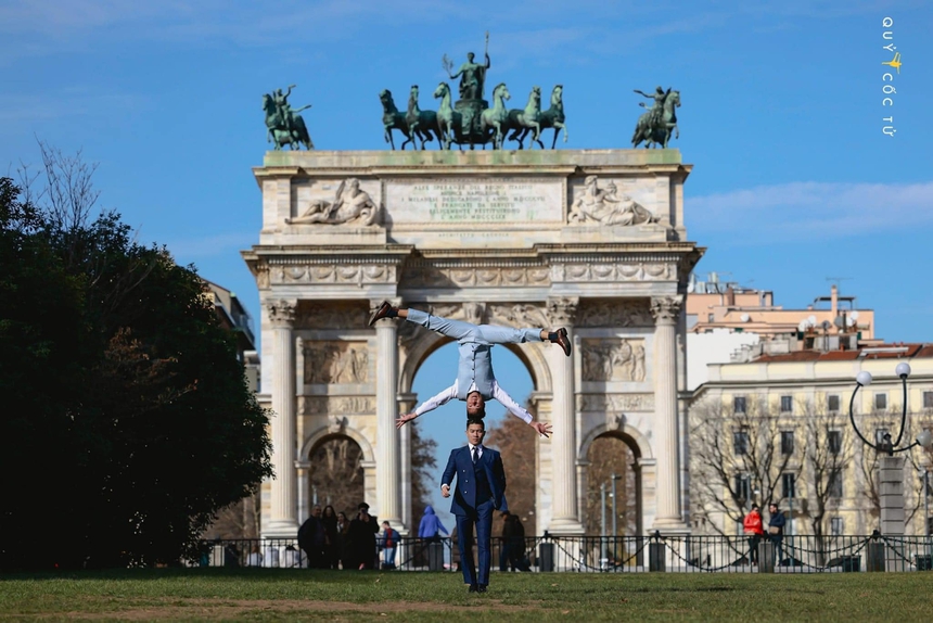 Quốc Cơ – Quốc Nghiệp tạo dáng ‘hoàng tử xiếc’ ở châu Âu  - Ảnh 13.