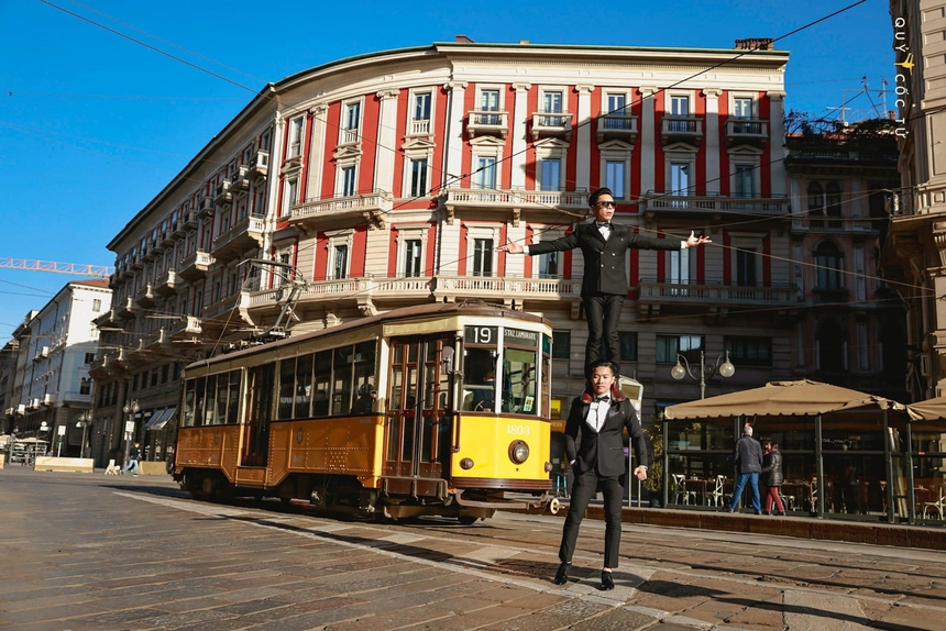 Quốc Cơ – Quốc Nghiệp tạo dáng ‘hoàng tử xiếc’ ở châu Âu  - Ảnh 4.