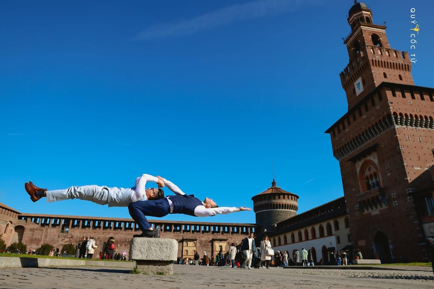 Quốc Cơ – Quốc Nghiệp tạo dáng ‘hoàng tử xiếc’ ở châu Âu  - Ảnh 7.