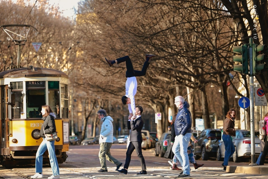 Quốc Cơ – Quốc Nghiệp tạo dáng ‘hoàng tử xiếc’ ở châu Âu  - Ảnh 14.