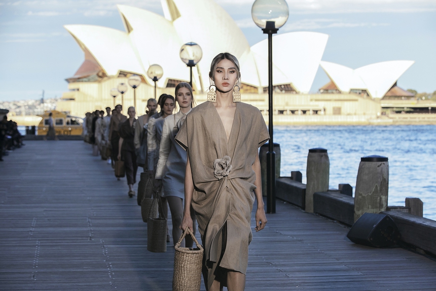 NTK Đỗ Mạnh Cường ra mắt BST Xuân - Hè 2023 tại Đại học Sydney 170 năm tuổi - Ảnh 2.