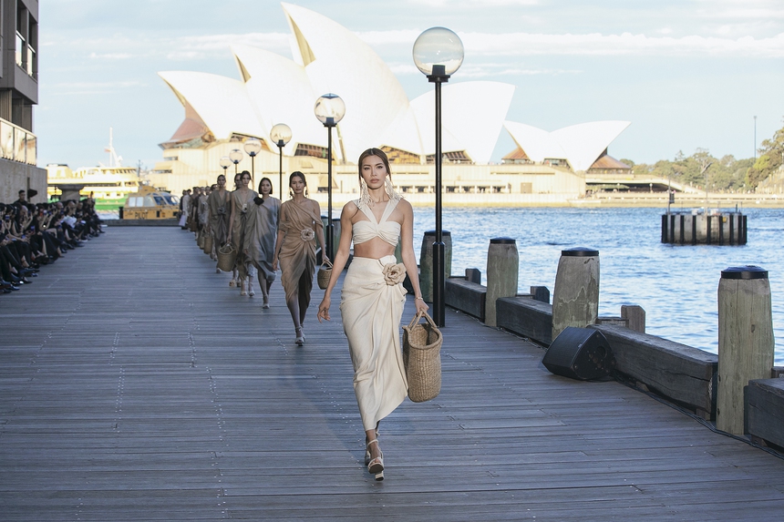 NTK Đỗ Mạnh Cường ra mắt BST Xuân - Hè 2023 tại Đại học Sydney 170 năm tuổi - Ảnh 1.