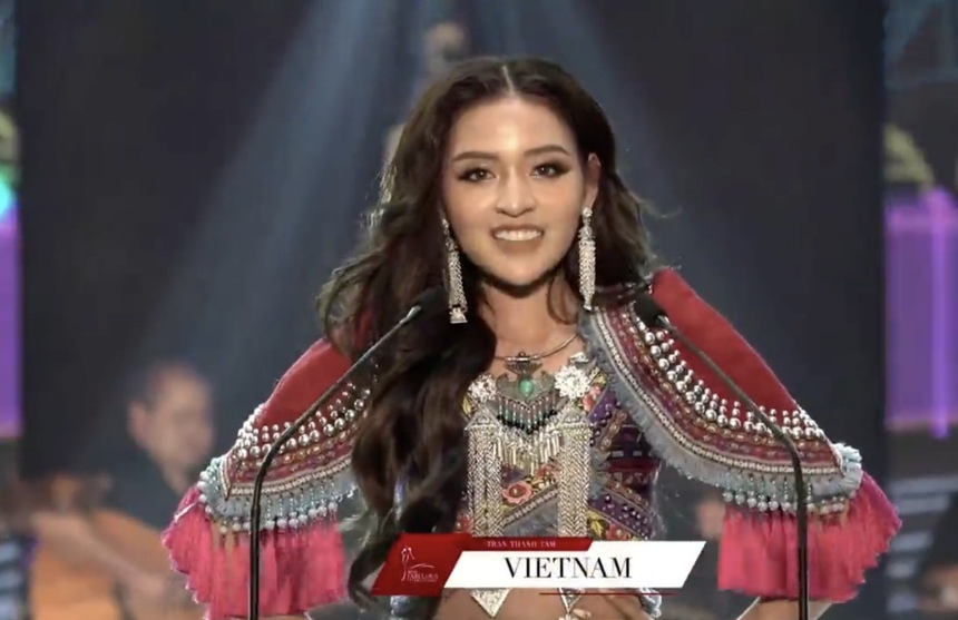 Trần Thanh Tâm tự tin tặng quà giao lưu Nam vương Thái Lan, nhưng bị "cà khịa" nói tiếng Anh như tiếng Việt, mắc toàn lỗi cơ bản - Ảnh 4. Trần Thanh Tâm tự tin tặng quà giao lưu Nam vương Thái Lan, nhưng bị "cà khịa" nói tiếng Anh như tiếng Việt, mắc toàn lỗi cơ bản - Ảnh 4.