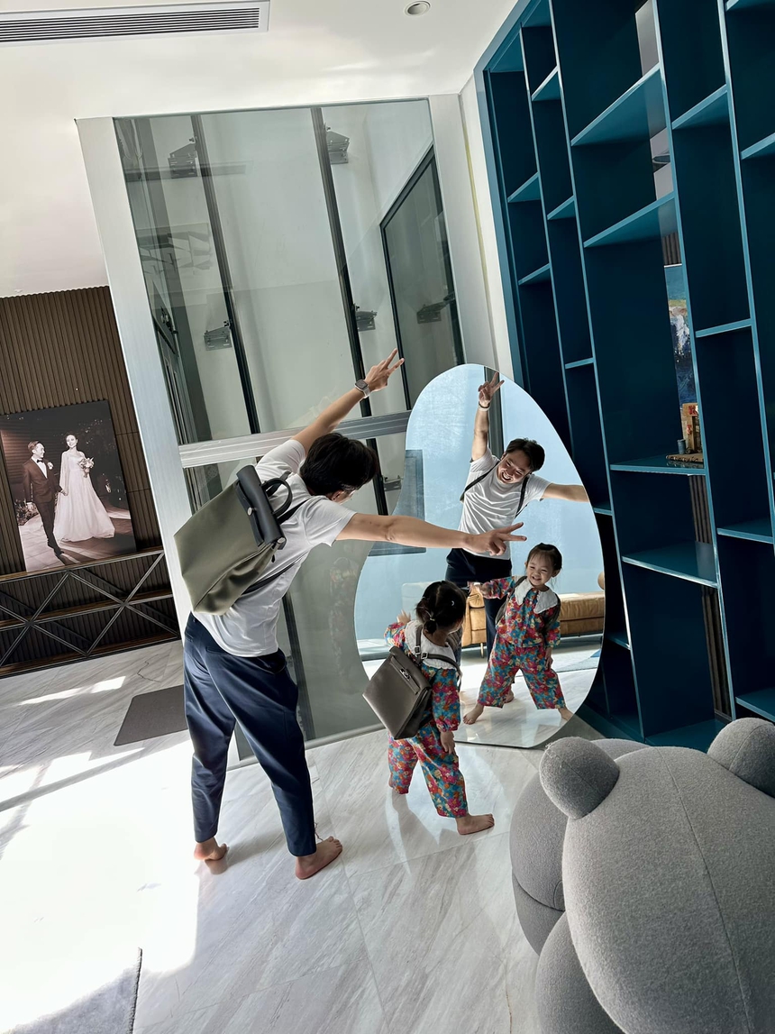 Vợ doanh nhân Nguyễn Quốc Cường sắm đồ hiệu Hermès vài trăm triệu cho chồng và con gái đi chơi - Ảnh 1.