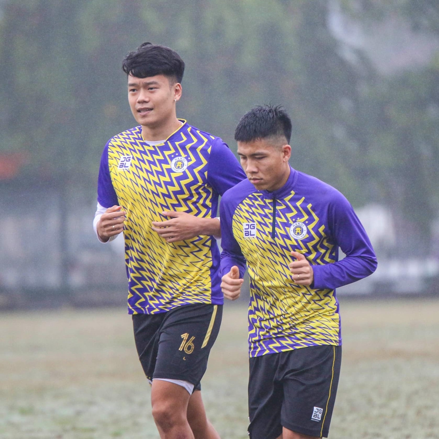 HLV Bandovic gặp riêng hàng thủ CLB Hà Nội trước trận với Công an Hà Nội - Ảnh 2.