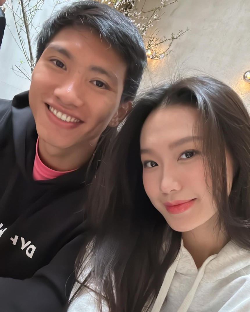 Hội cầu thủ thi nhau khoe ảnh tình tứ bên người thương - Ảnh 7.