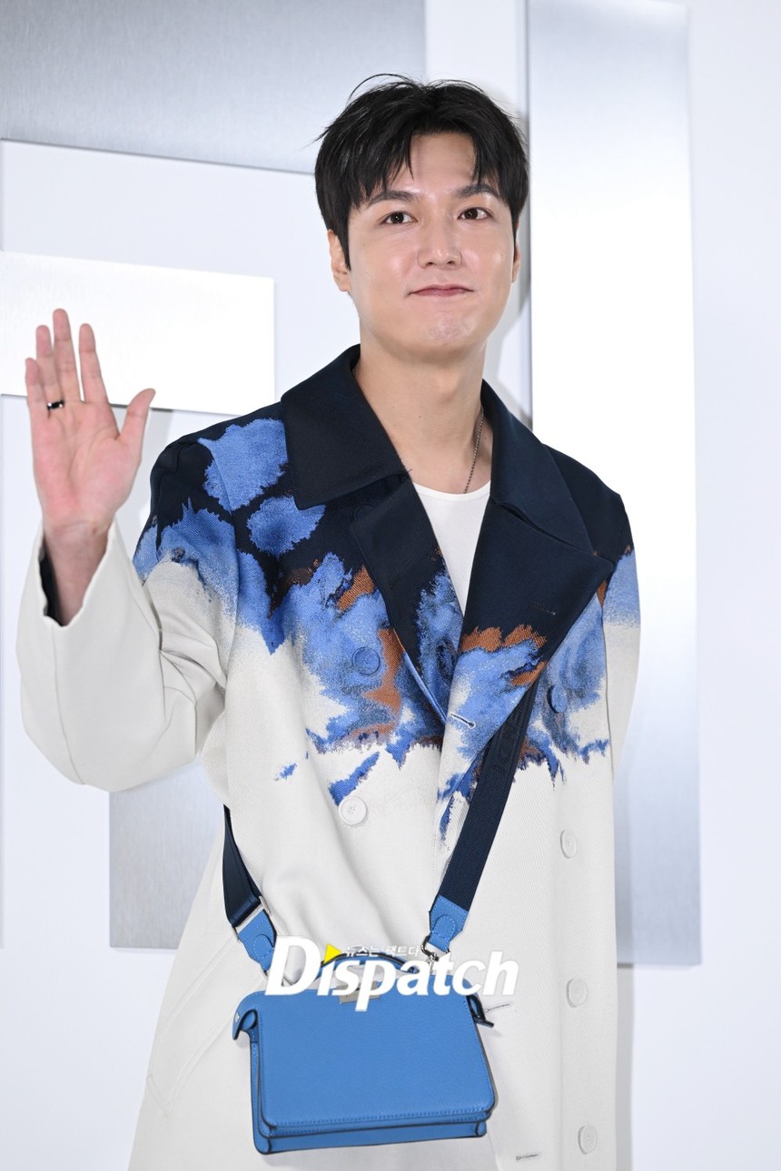 Song Hye Kyo cười gượng trong lần đầu lộ diện sau tin Song Joong Ki tái hôn, "hoàng tử" Park Hyung Sik đẹp át Lee Min Ho tại sự kiện khủng - Ảnh 8.