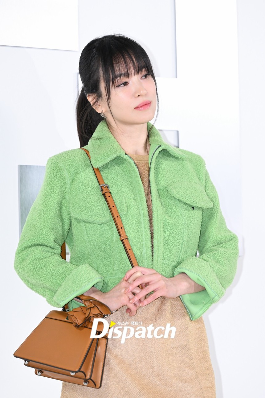 Song Hye Kyo cười gượng trong lần đầu lộ diện sau tin Song Joong Ki tái hôn, "hoàng tử" Park Hyung Sik đẹp át Lee Min Ho tại sự kiện khủng - Ảnh 3.