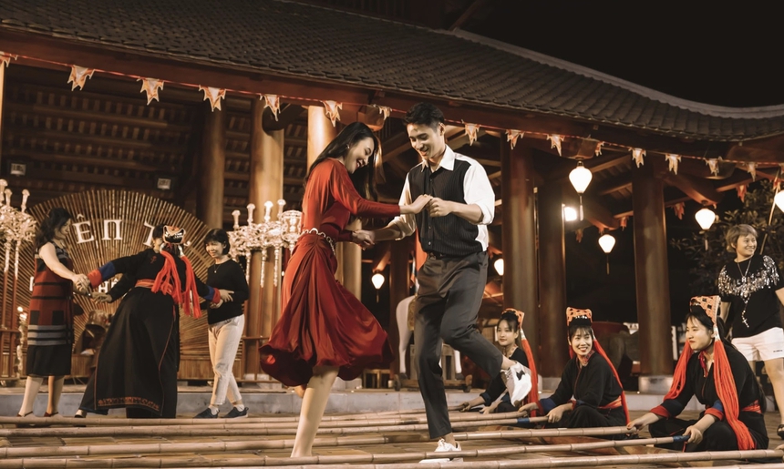 Lễ hội hoá trang lãng mạn, độc đáo thu hút giới trẻ dịp lễ Tình nhân  - Ảnh 3.