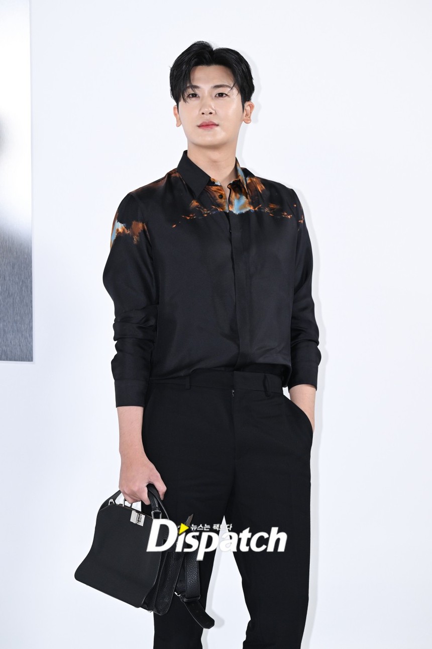 Song Hye Kyo cười gượng trong lần đầu lộ diện sau tin Song Joong Ki tái hôn, "hoàng tử" Park Hyung Sik đẹp át Lee Min Ho tại sự kiện khủng - Ảnh 6.