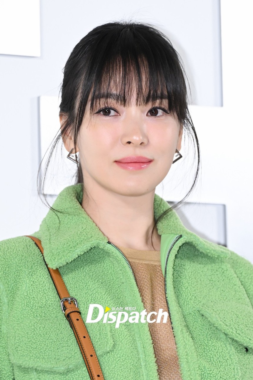 Song Hye Kyo cười gượng trong lần đầu lộ diện sau tin Song Joong Ki tái hôn, "hoàng tử" Park Hyung Sik đẹp át Lee Min Ho tại sự kiện khủng - Ảnh 4.