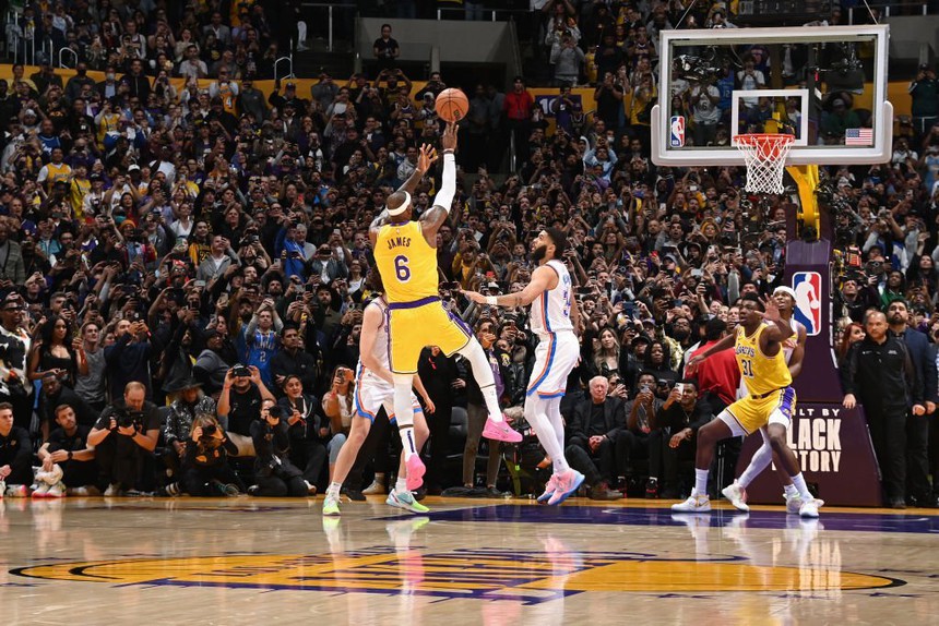 Vượt Kareem Abdul-Jabbar, LeBron James trở thành tay ghi điểm vĩ đại nhất NBA - Ảnh 1. Vượt Kareem Abdul-Jabbar, LeBron James trở thành tay ghi điểm vĩ đại nhất NBA - Ảnh 1.