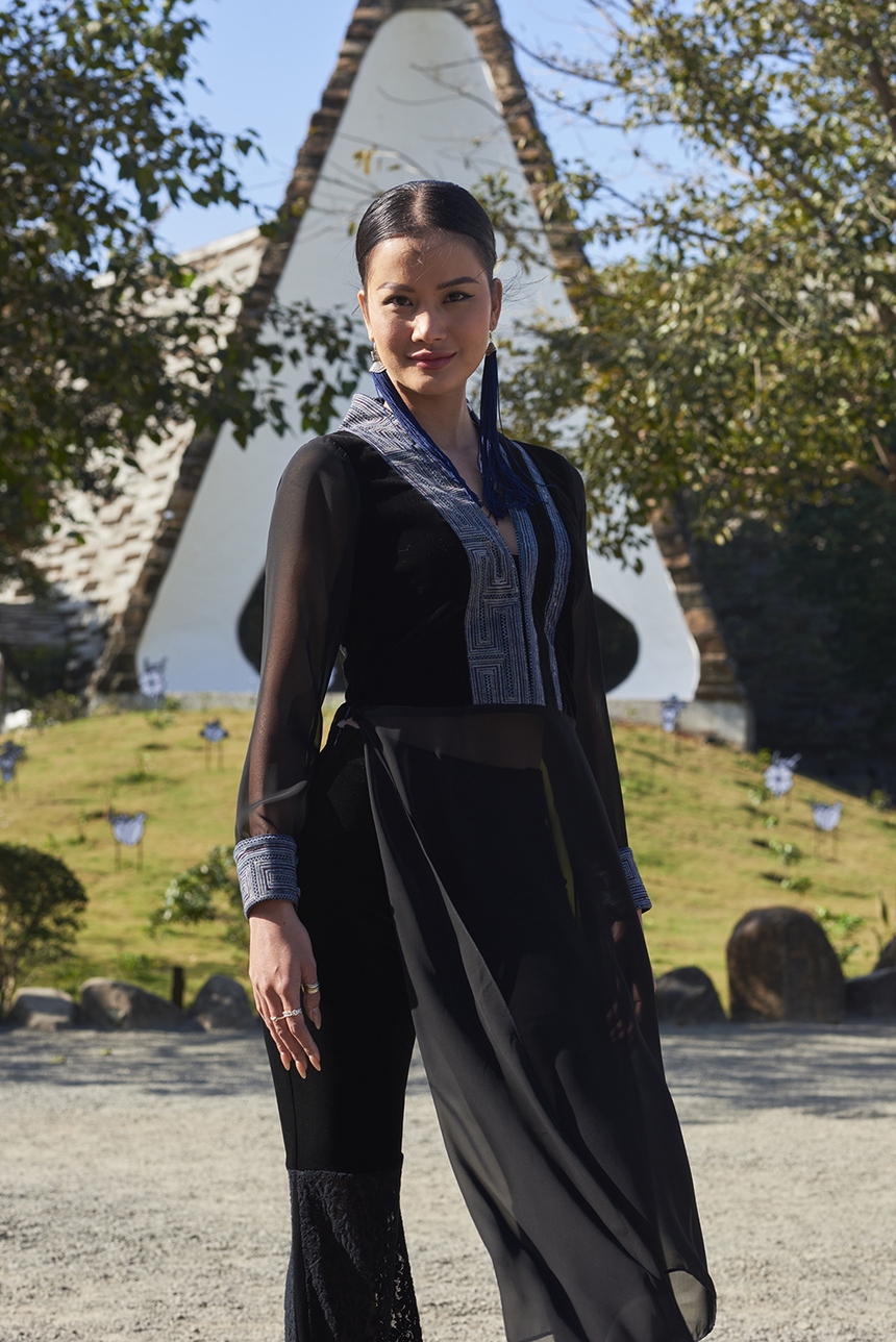 Hương Ly trình diễn áo dài thổ cẩm của La Phạm ở Bảo tàng Thế giới Cà Phê - Ảnh 2.