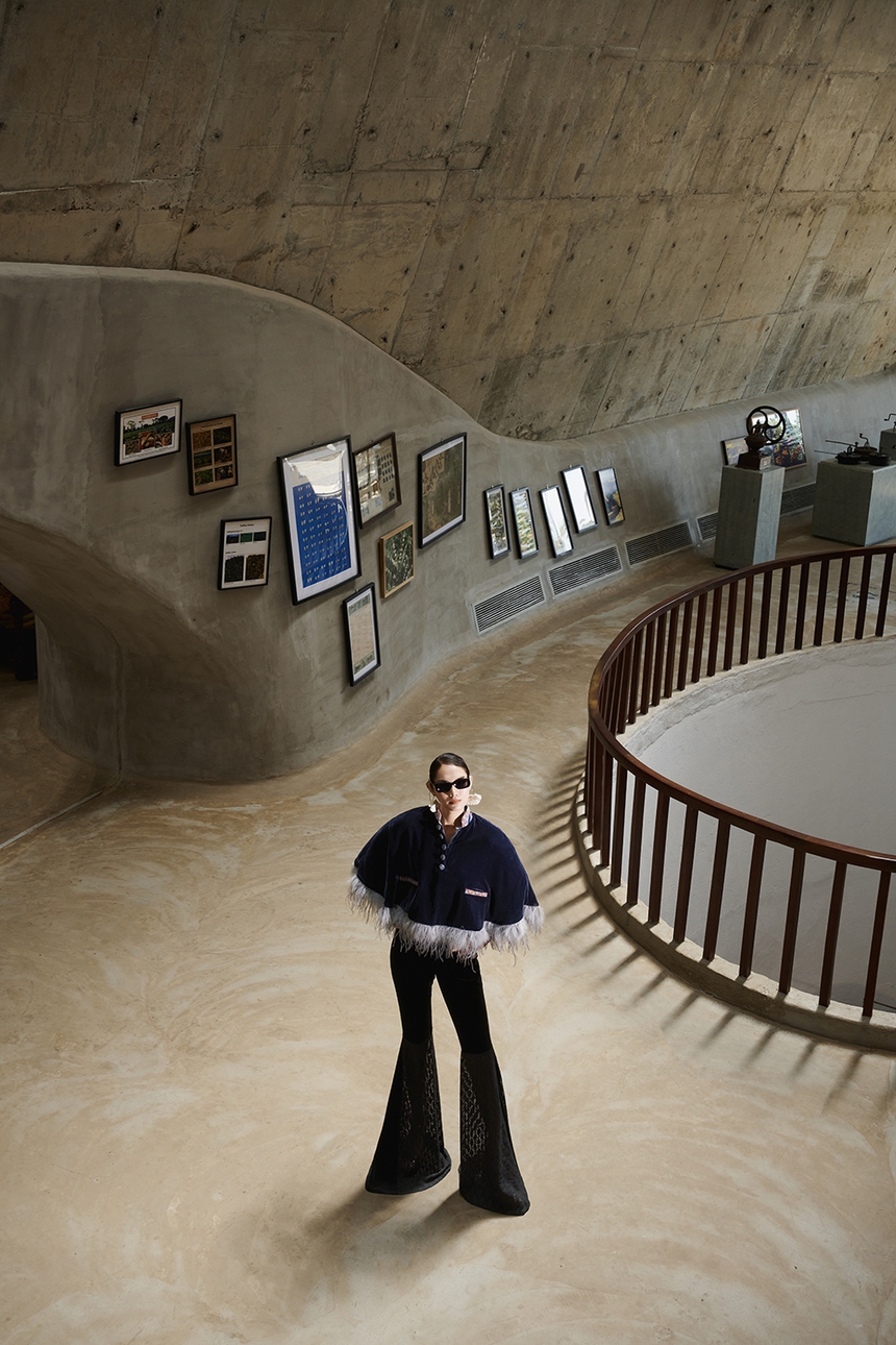 Hương Ly trình diễn áo dài thổ cẩm của La Phạm ở Bảo tàng Thế giới Cà Phê - Ảnh 6.