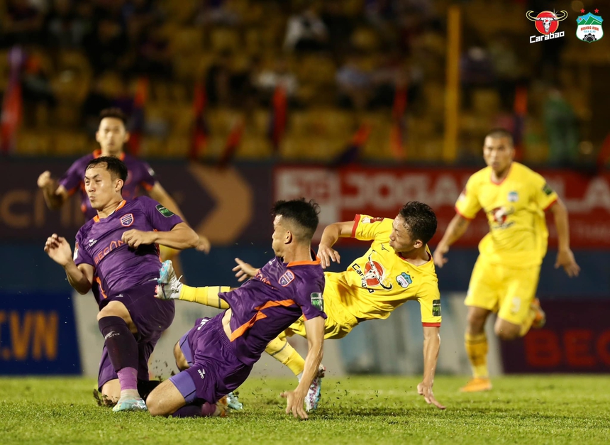 HLV Kiatisuk vẫn đau đầu với HAGL - Ảnh 1.