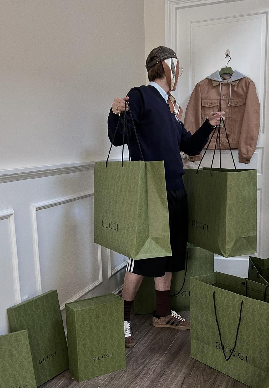 Sơn Tùng M-TP khoe ảnh bên 'núi đồ' Gucci: Fan trầm trồ độ chịu chi của 'chủ tịch'  - Ảnh 1.