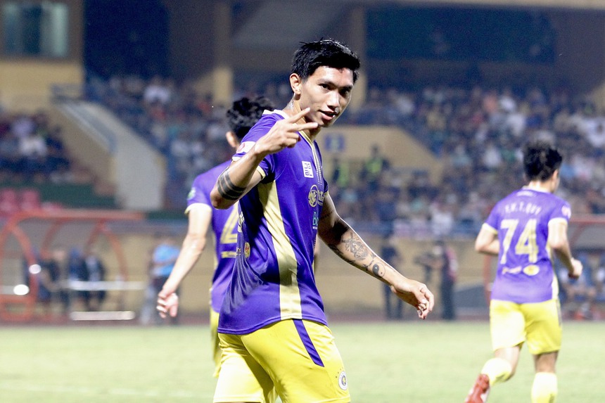 Bóng lăn trên bàn phím: Văn Hậu bị CĐV nhắc nhở về “tay chân” trước trận gặp Hà Nội - Ảnh 1. Bóng lăn trên bàn phím: Văn Hậu bị CĐV nhắc nhở về “tay chân” trước trận gặp Hà Nội - Ảnh 1.