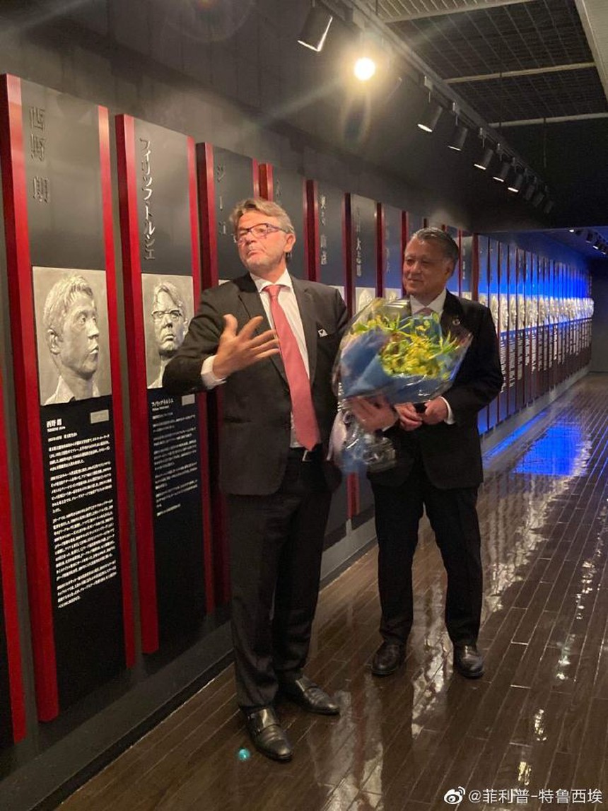 Báo Hàn: 'ĐT Việt Nam muốn dự World Cup nên trả lương cho HLV Troussier cao hơn Park Hang Seo' - Ảnh 2.