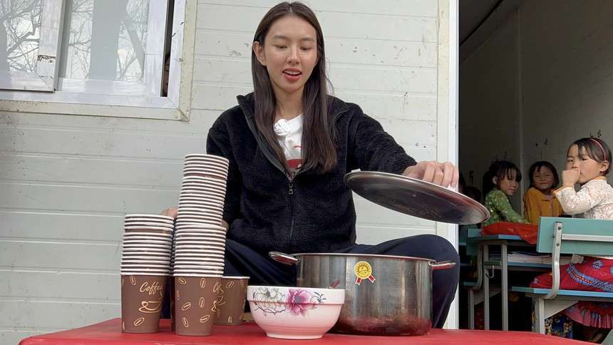 Thùy Tiên bị 'team qua đường' bắt gặp đi từ thiện, visual 0% son phấn của Hoa hậu quốc tế có khác - Ảnh 3.