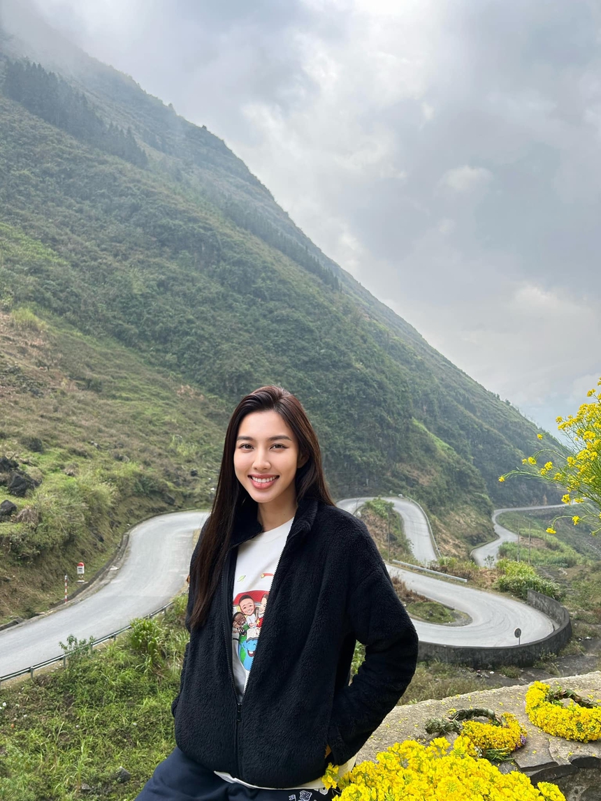 Thùy Tiên bị 'team qua đường' bắt gặp đi từ thiện, visual 0% son phấn của Hoa hậu quốc tế có khác - Ảnh 2.