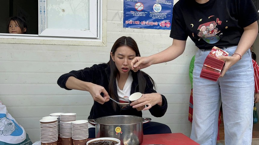 Thùy Tiên bị 'team qua đường' bắt gặp đi từ thiện, visual 0% son phấn của Hoa hậu quốc tế có khác - Ảnh 4.