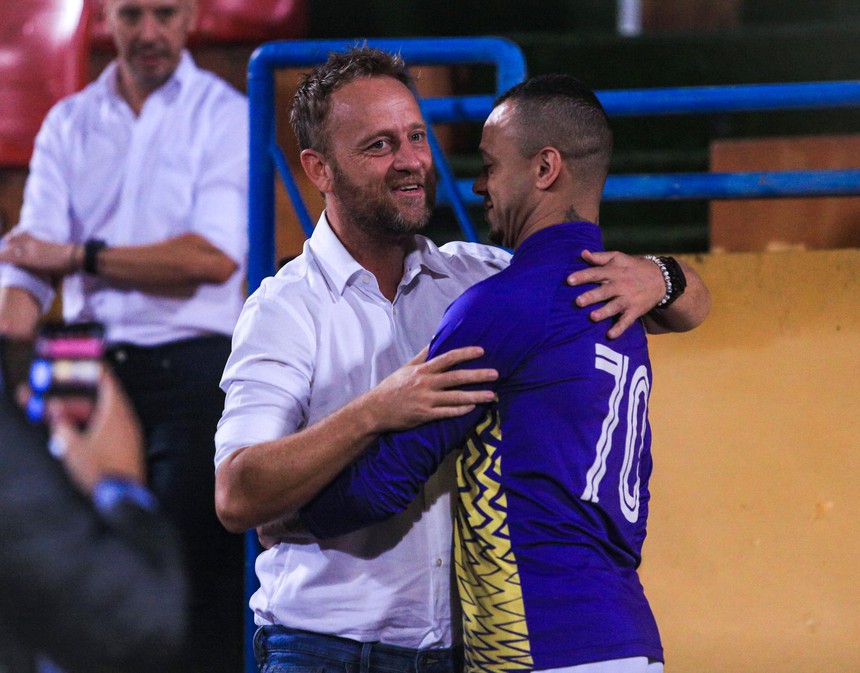 HLV đội tuyển Thái Lan bất ngờ đến sân theo dõi trận Hà Nội FC đấu với CLB CAHN - Ảnh 2.