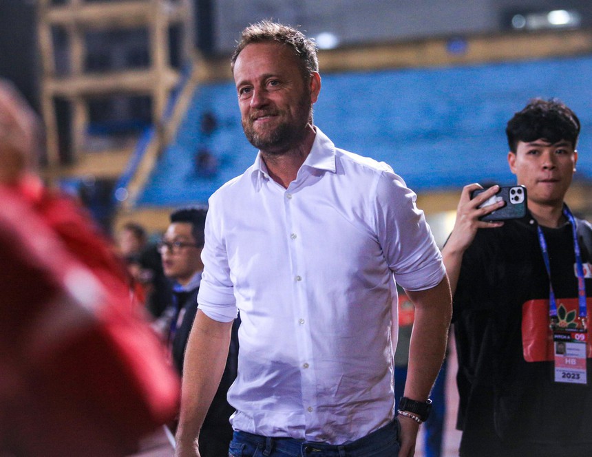 HLV đội tuyển Thái Lan bất ngờ đến sân theo dõi trận Hà Nội FC đấu với CLB CAHN - Ảnh 1.