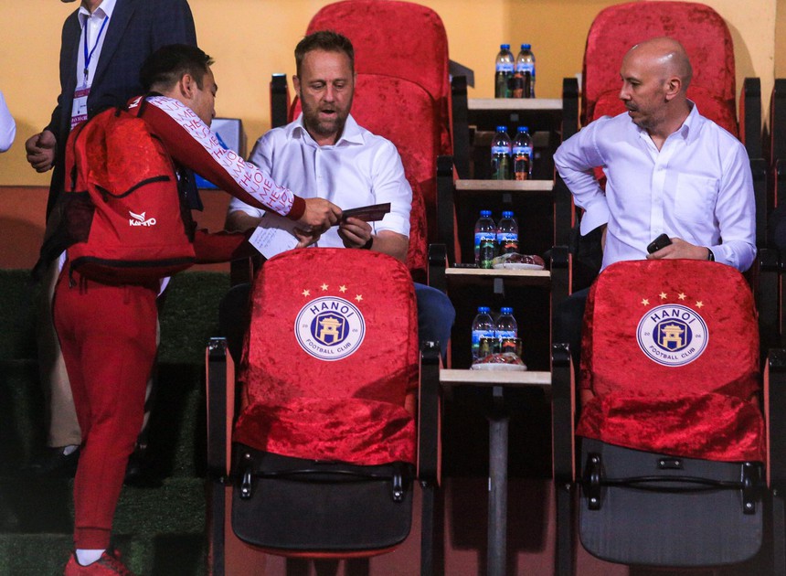 HLV đội tuyển Thái Lan bất ngờ đến sân theo dõi trận Hà Nội FC đấu với CLB CAHN - Ảnh 3.