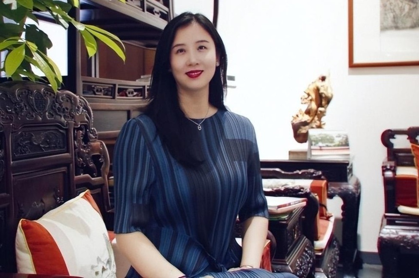 Chân dung nữ doanh nhân 45 tuổi vừa lộ ảnh hẹn hò cùng Huỳnh Hiểu Minh: Nữ hoàng đế chế giải trí, nắm quyền "sinh sát" hàng loạt minh tinh Trung Quốc khiến nghệ sĩ tên tuổi cũng muốn lấy lòng - Ảnh 4. Chân dung nữ doanh nhân 45 tuổi vừa lộ ảnh hẹn hò cùng Huỳnh Hiểu Minh: Nữ hoàng đế chế giải trí, nắm quyền "sinh sát" hàng loạt minh tinh Trung Quốc khiến nghệ sĩ tên tuổi cũng muốn lấy lòng - Ảnh 4.