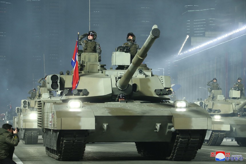 Nhà lãnh đạo Kim Jong-un dự lễ duyệt binh của quân đội Triều Tiên - Ảnh 7. Nhà lãnh đạo Kim Jong-un dự lễ duyệt binh của quân đội Triều Tiên - Ảnh 7.