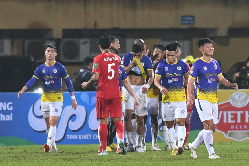 Văn Hậu chơi 'hết chân', quyết liệt nhưng vẫn nhận trái đắng trước Hà Nội FC - Ảnh 6. Văn Hậu chơi 'hết chân', quyết liệt nhưng vẫn nhận trái đắng trước Hà Nội FC - Ảnh 6.