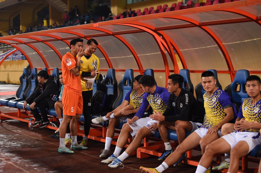 Văn Hậu gặp lại đồng ở Hà Nội, tâm sự 'nhẹ' với Thành chung - Ảnh 2. Văn Hậu gặp lại đồng ở Hà Nội, tâm sự 'nhẹ' với Thành chung - Ảnh 2.