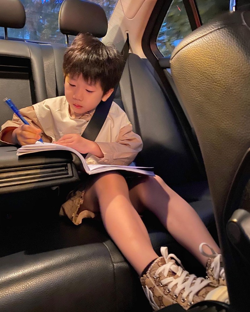 Bé Đậu nhà Nam Thương - Ba Duy khiến dân tình xuýt xoa vì tài vẽ tranh: Đã xinh trai còn tài giỏi! - Ảnh 8. Bé Đậu nhà Nam Thương - Ba Duy khiến dân tình xuýt xoa vì tài vẽ tranh: Đã xinh trai còn tài giỏi! - Ảnh 8.