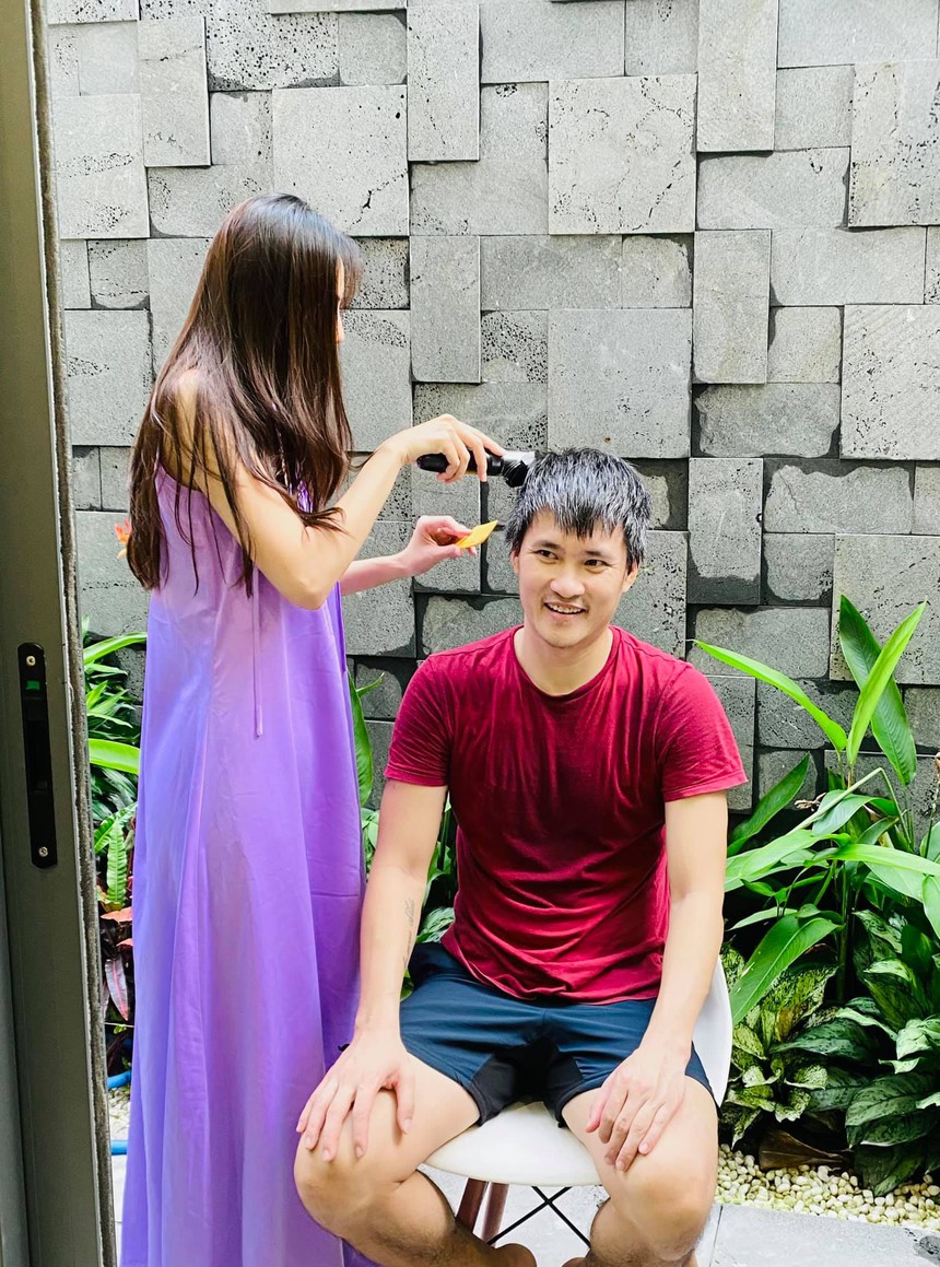 Ngừng đá bóng và kết hôn với vợ là ca sĩ Vbiz, nam cầu thủ giờ có cuộc sống ra sao? - Ảnh 5.