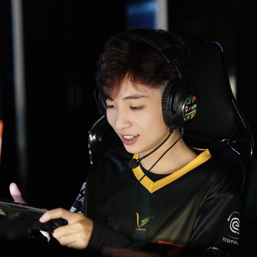 Xuất hiện game thủ điển trai chiếm trọn spotlight giải đấu, bị dìm vẫn khiến chị em mê mẩn  - Ảnh 1.