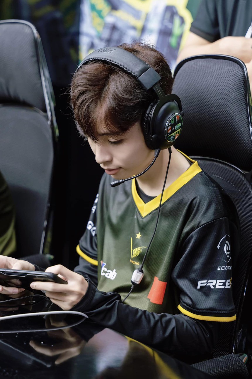 Xuất hiện game thủ điển trai chiếm trọn spotlight giải đấu, bị dìm vẫn khiến chị em mê mẩn  - Ảnh 4.