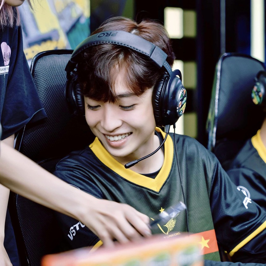 Xuất hiện game thủ điển trai chiếm trọn spotlight giải đấu, bị dìm vẫn khiến chị em mê mẩn  - Ảnh 2.