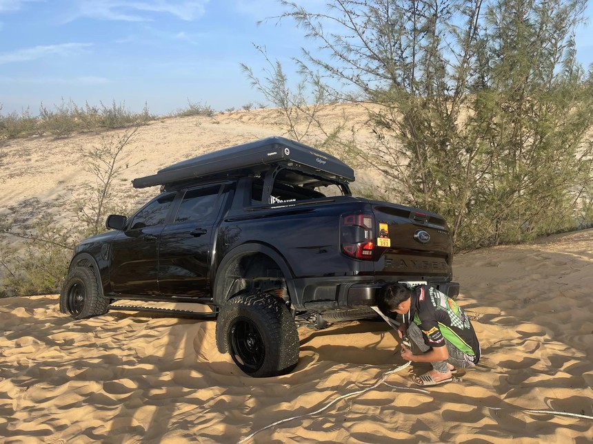 Đưa Ford Ranger đi chụp ảnh ở cồn cát rồi gặp sự cố đen đủi, chủ xe vẫn lạc quan: ‘Phải mất 1 đêm để giải quyết nhưng vẫn vui vì có thêm kinh nghiệm’ - Ảnh 2. Đưa Ford Ranger đi chụp ảnh ở cồn cát rồi gặp sự cố đen đủi, chủ xe vẫn lạc quan: ‘Phải mất 1 đêm để giải quyết nhưng vẫn vui vì có thêm kinh nghiệm’ - Ảnh 2.