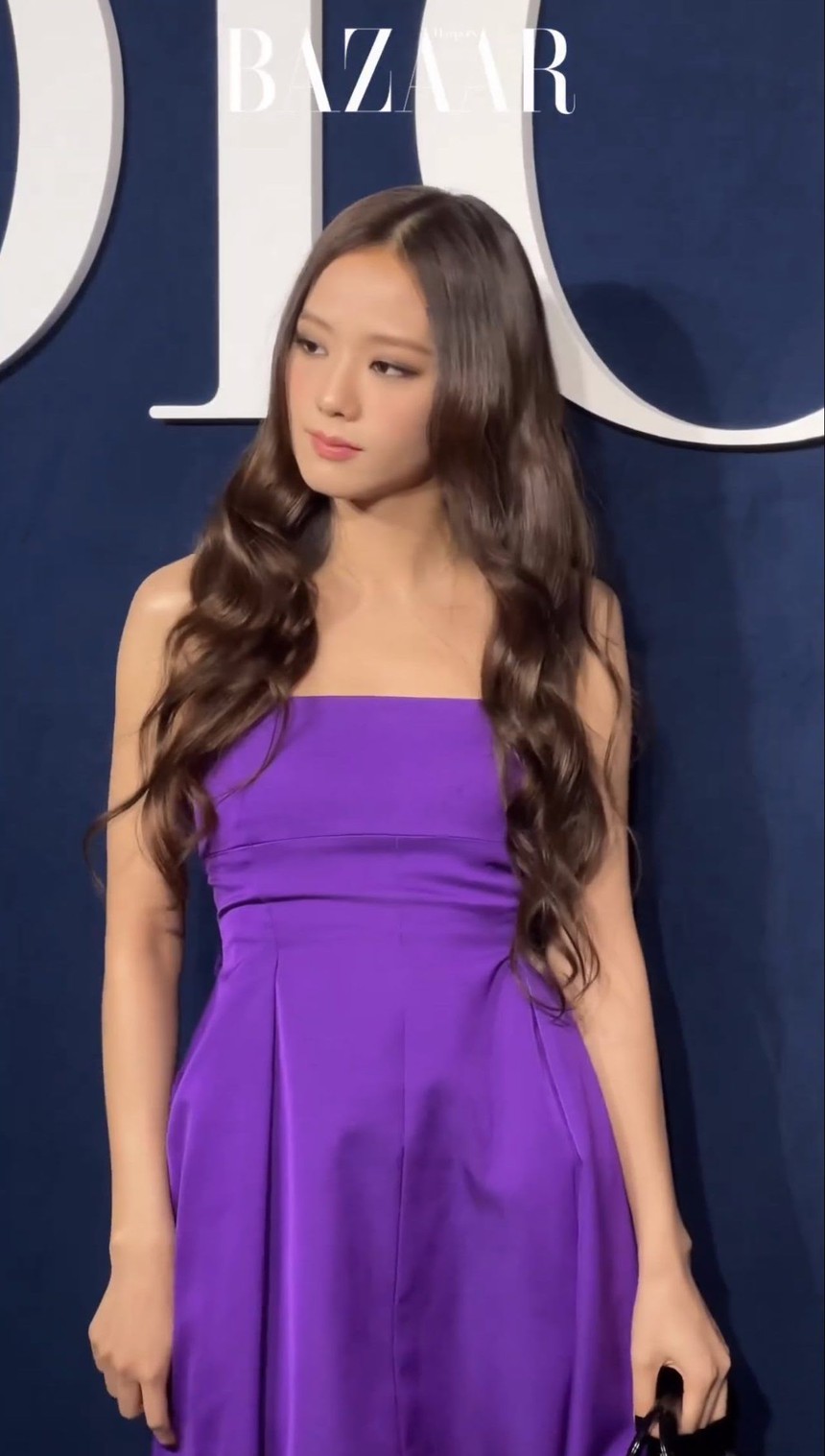 Ý nghĩa chiếc váy tím của Jisoo Blackpink tại Tuần lễ thời trang Paris - Ảnh 5.