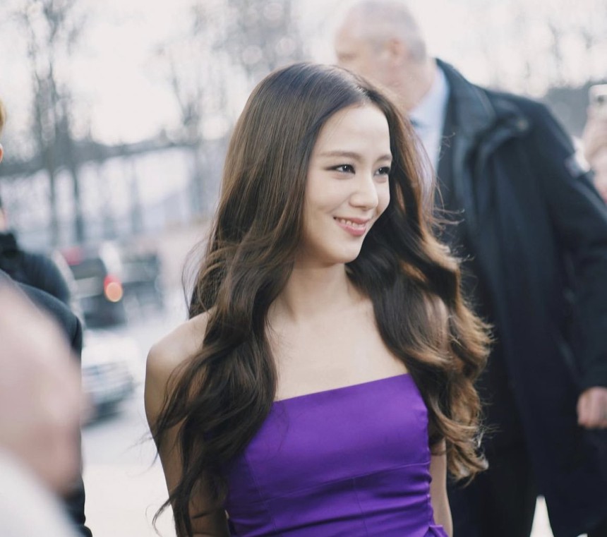 Ý nghĩa chiếc váy tím của Jisoo Blackpink tại Tuần lễ thời trang Paris - Ảnh 9.