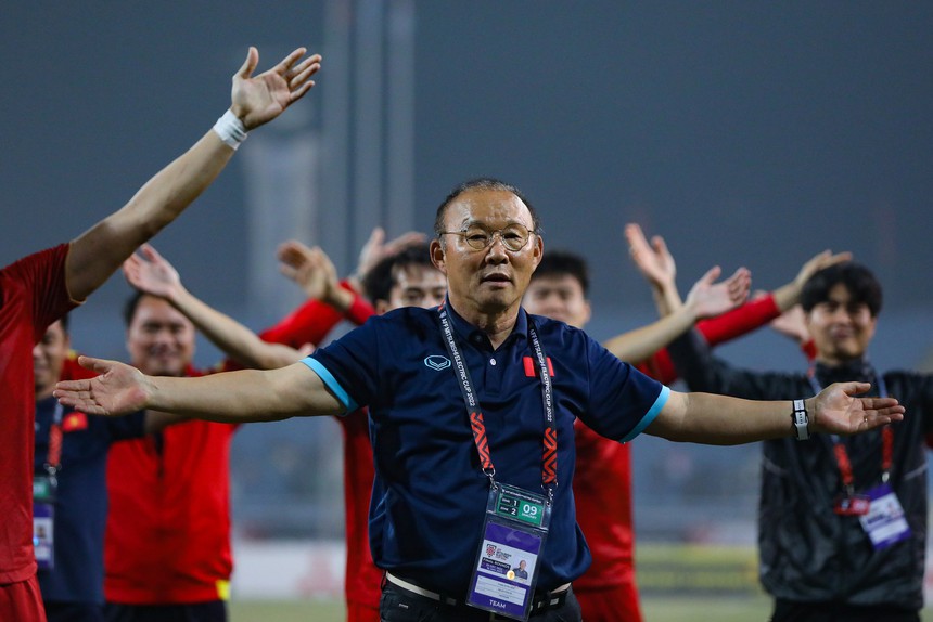 Phút trải lòng thầm kín của thầy Park và nỗi niềm ẩn sau giấc mơ World Cup nơi HLV Troussier - Ảnh 3.