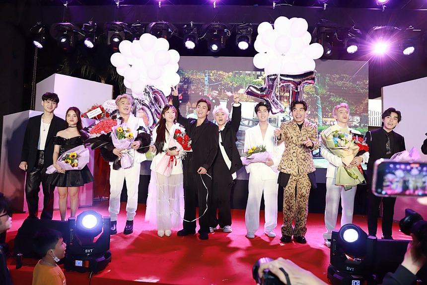 Cặp đôi Hồng Thanh - DJ Mie cực kỳ tình tứ đi xem phim giữa tin đồn chia tay - Ảnh 2.