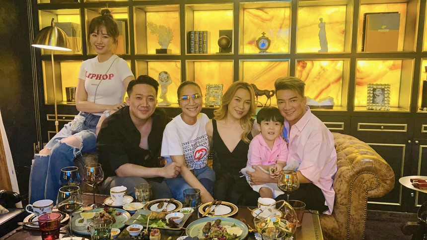 Đàm Vĩnh Hưng 'xả' ảnh hội ngộ vợ chồng Trấn Thành, Mỹ Tâm, fan rần rần chú ý 1 chi tiết - Ảnh 1.