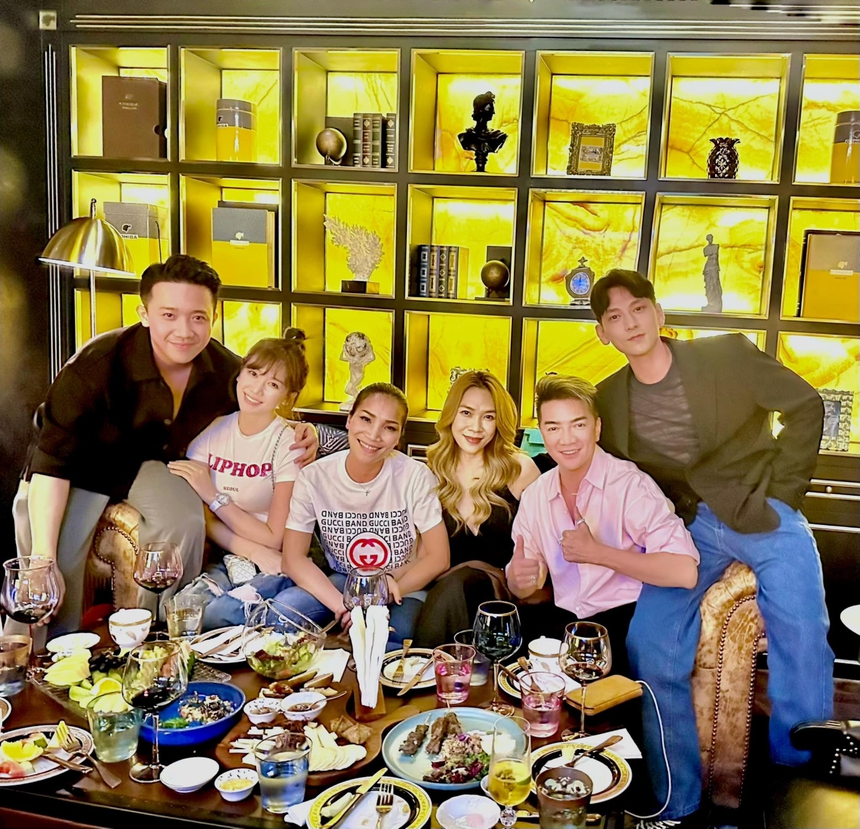 Đàm Vĩnh Hưng 'xả' ảnh hội ngộ vợ chồng Trấn Thành, Mỹ Tâm, fan rần rần chú ý 1 chi tiết - Ảnh 4.