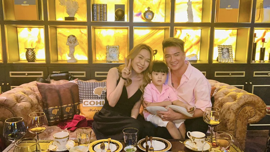 Đàm Vĩnh Hưng 'xả' ảnh hội ngộ vợ chồng Trấn Thành, Mỹ Tâm, fan rần rần chú ý 1 chi tiết - Ảnh 5.