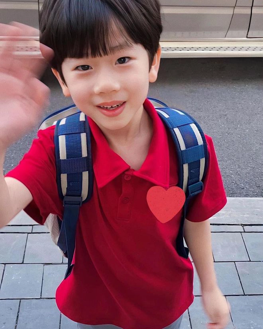 Bé Đậu nhà Nam Thương - Ba Duy khiến dân tình xuýt xoa vì tài vẽ tranh: Đã xinh trai còn tài giỏi! - Ảnh 5. Bé Đậu nhà Nam Thương - Ba Duy khiến dân tình xuýt xoa vì tài vẽ tranh: Đã xinh trai còn tài giỏi! - Ảnh 5.