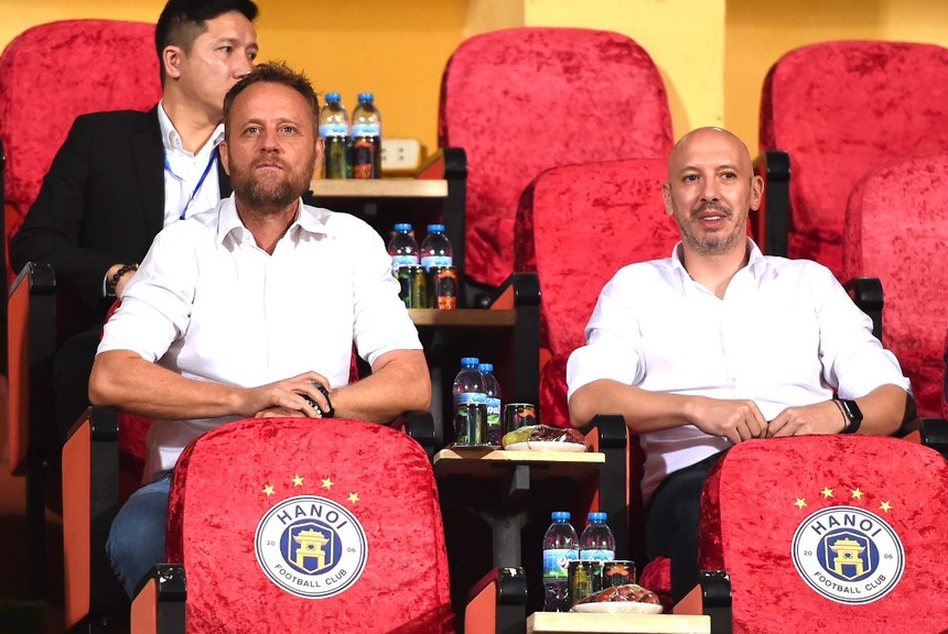 HLV Mano Polking có mặt tại sân Hàng Đẫy hôm 9/2 - Ảnh: Tú Trần